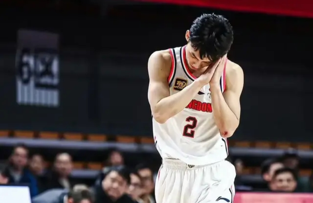 新秀后卫在比赛中表现出色，成为焦点人物