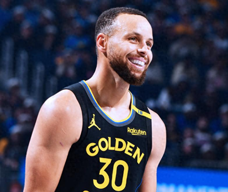 新秀后卫在比赛中表现出色，成为焦点人物