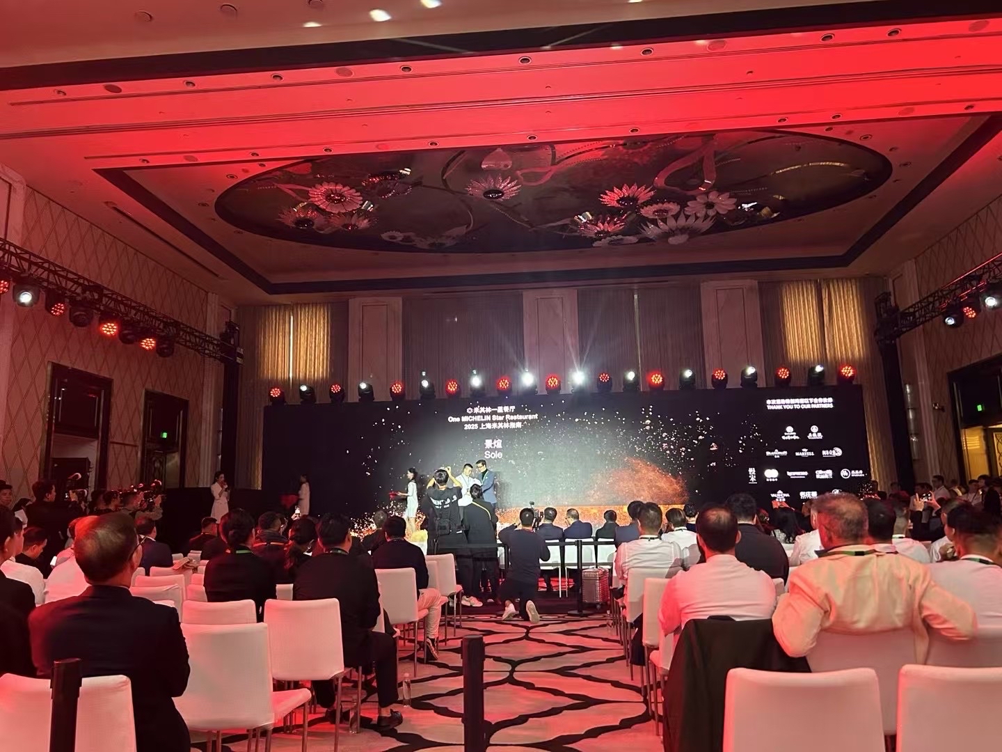 包含热情洋溢盛宴，国内外巨星齐聚的词条