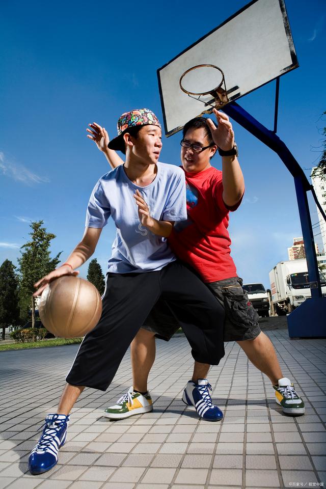 篮球赛场上的精彩瞬间让人目不转睛的简单介绍