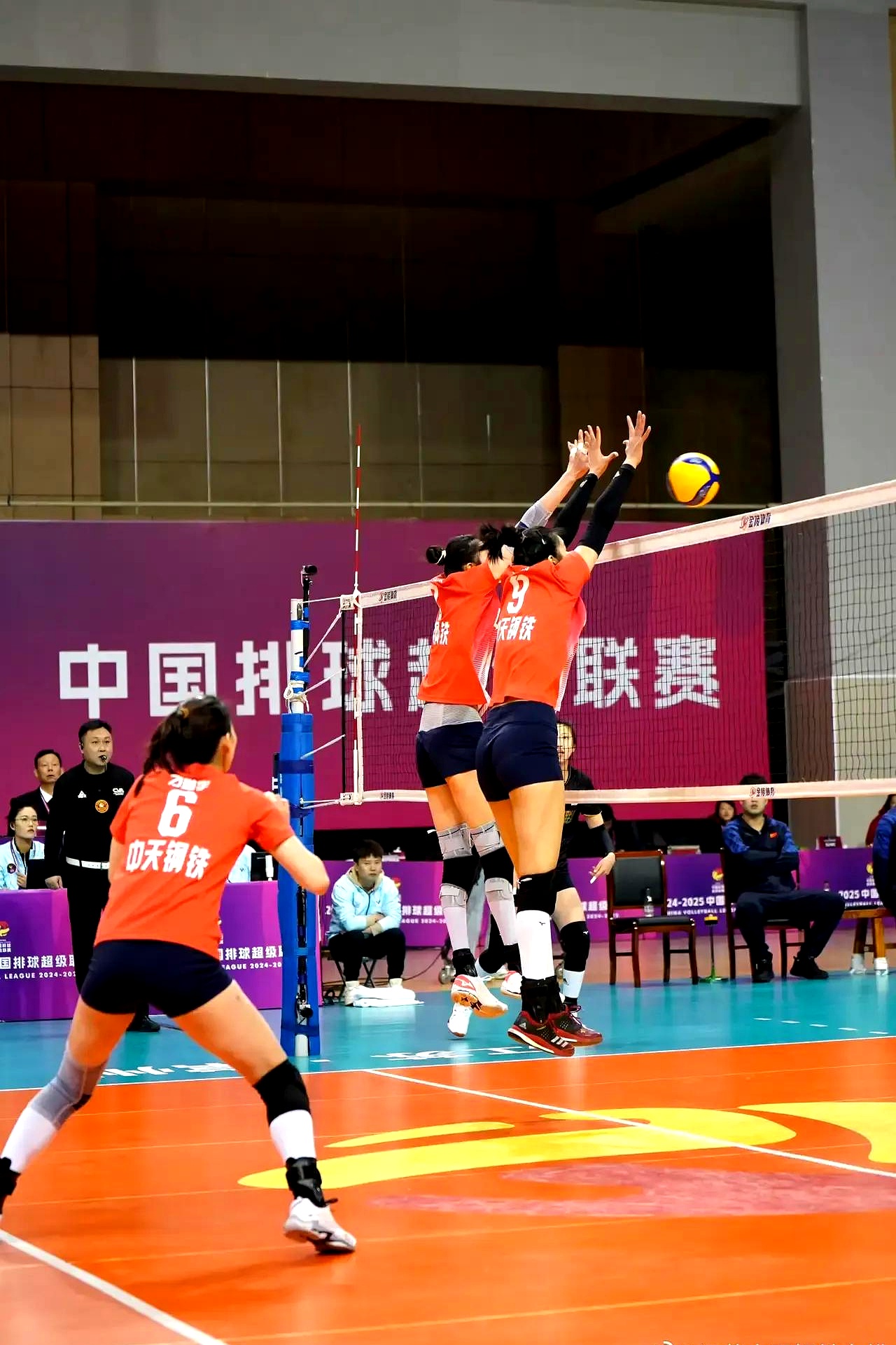 女排比赛队伍实现大逆转成功晋级