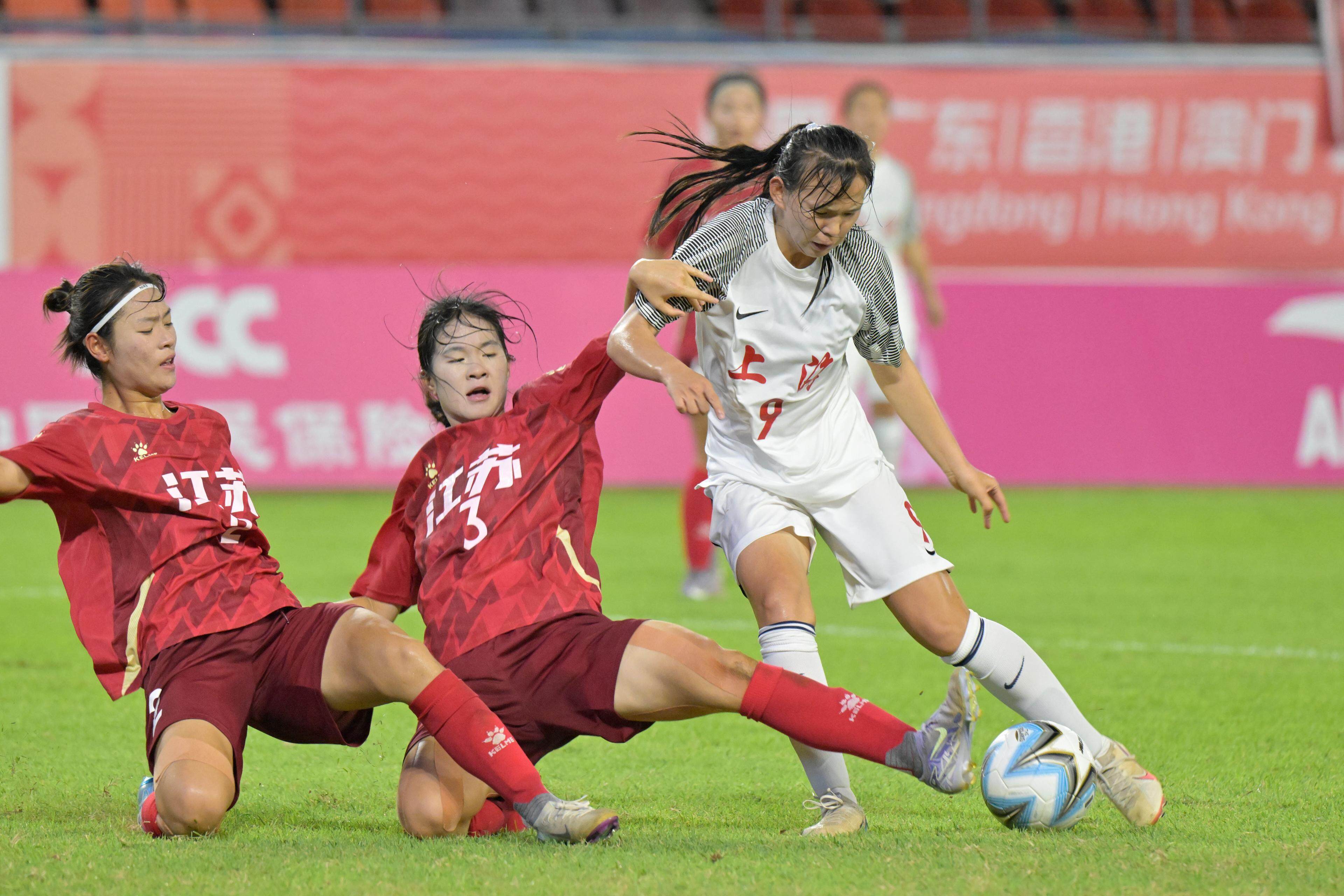 关于女足赛场上中国队技高一筹，击败对手的信息