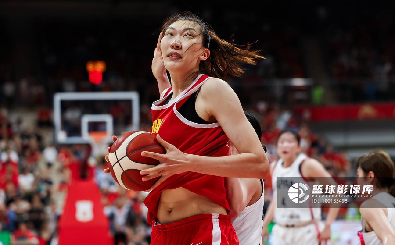 奥运女篮比赛激烈进行，胜负难定