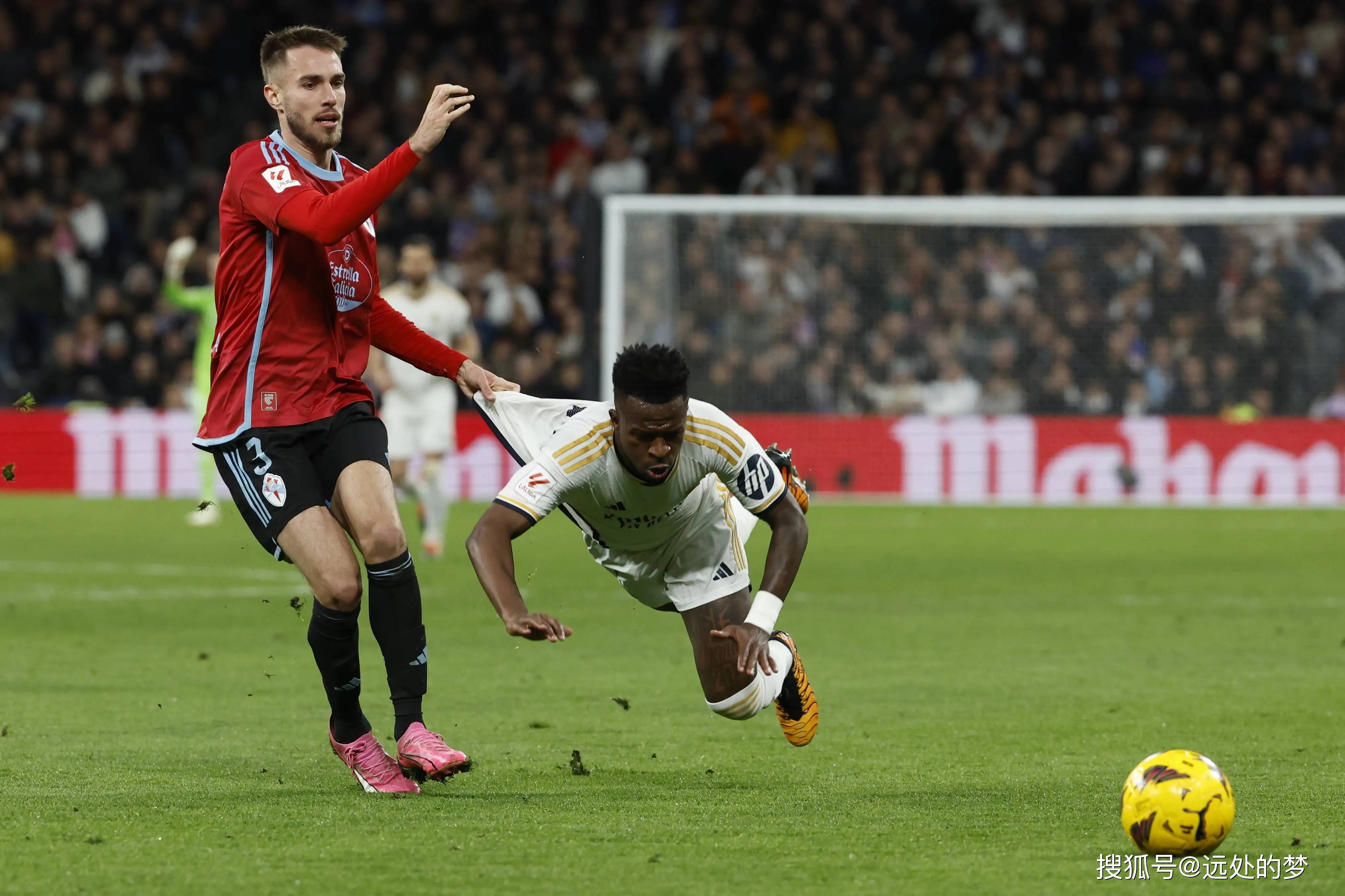 沙尔克客场轻松击败柏林赫塔，取得胜利