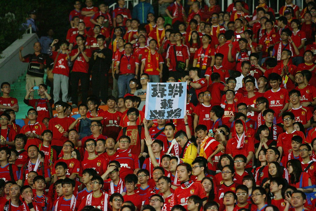 包含国内顶尖足球联赛精彩继续，球员们奋力拼搏向前的词条