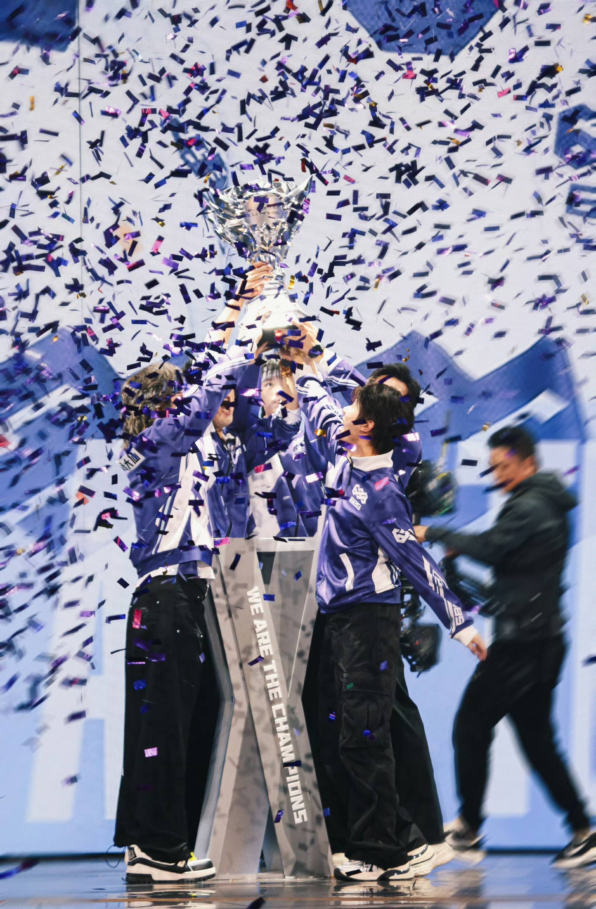 联赛总冠军产生，球员胜利喜悦引发球迷狂欢的简单介绍