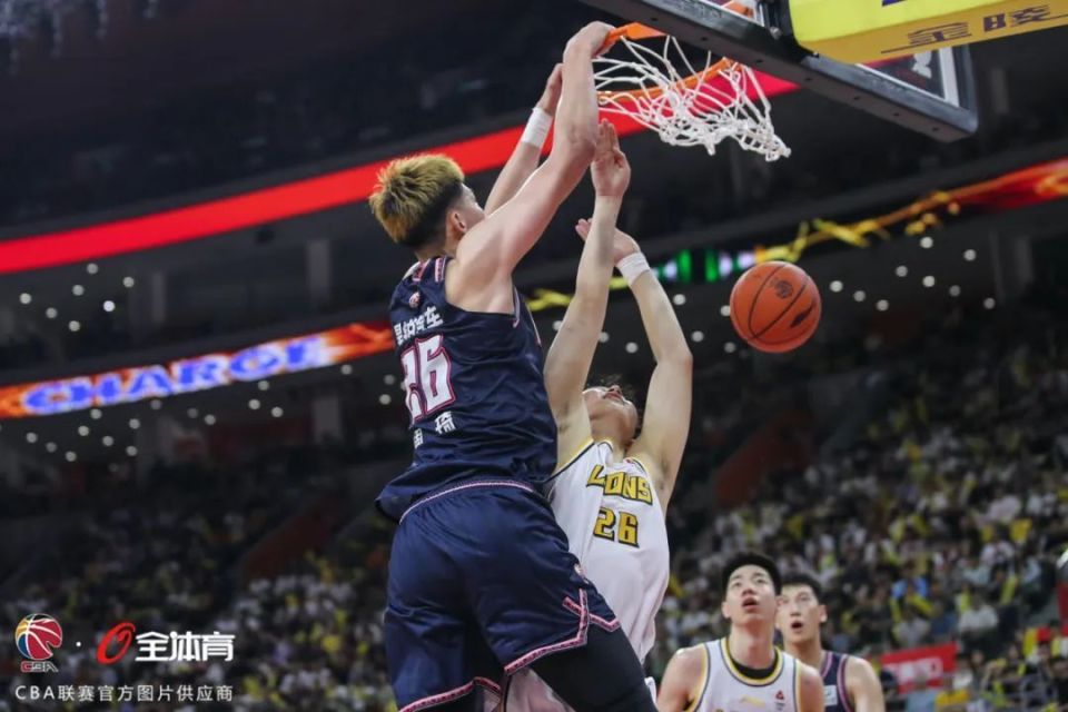 包含解放军火力全开，广东不敌新疆，惨遭季后赛首轮淘汰的词条