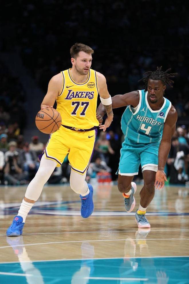 吉林队力克广州队,东契奇点燃赛场 吉林队力克广州队,东契奇点燃赛场