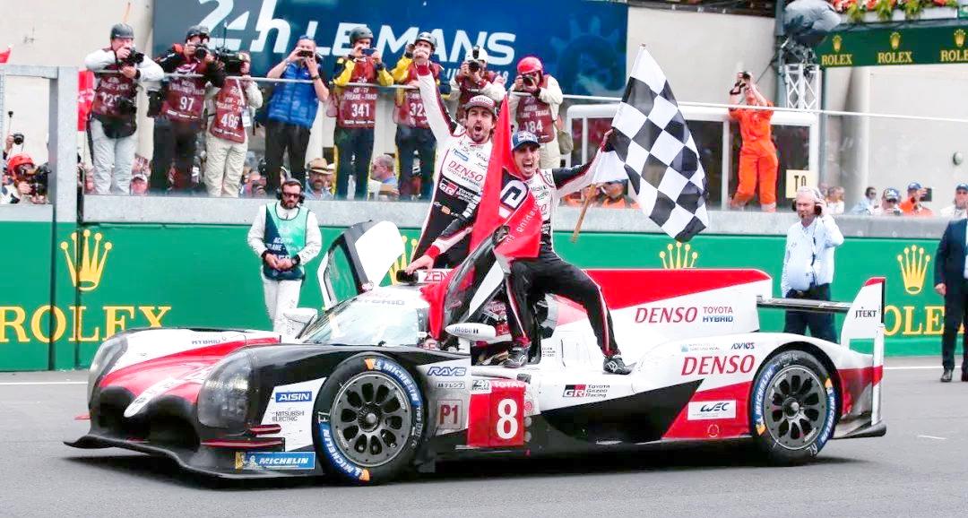 雷诺车队鏖战梅赛德斯,阿隆索统治全场 雷诺车队鏖战梅赛德斯,阿隆索统治全场