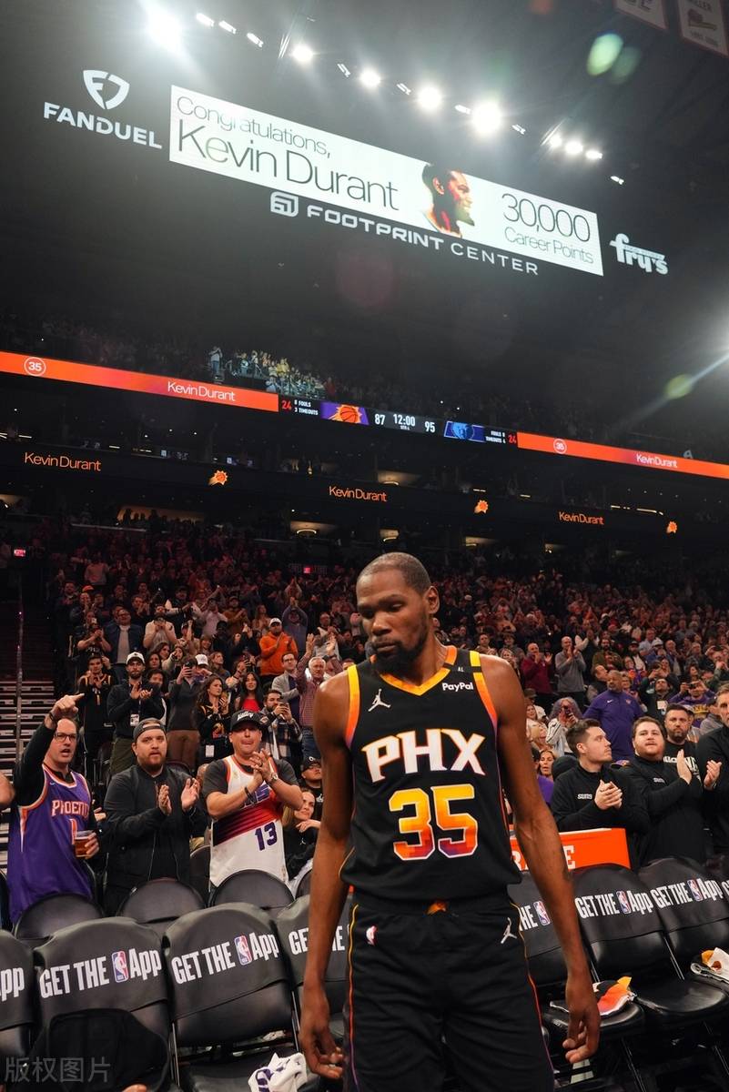 NBA总决赛之夜，杜兰特成为全场焦点